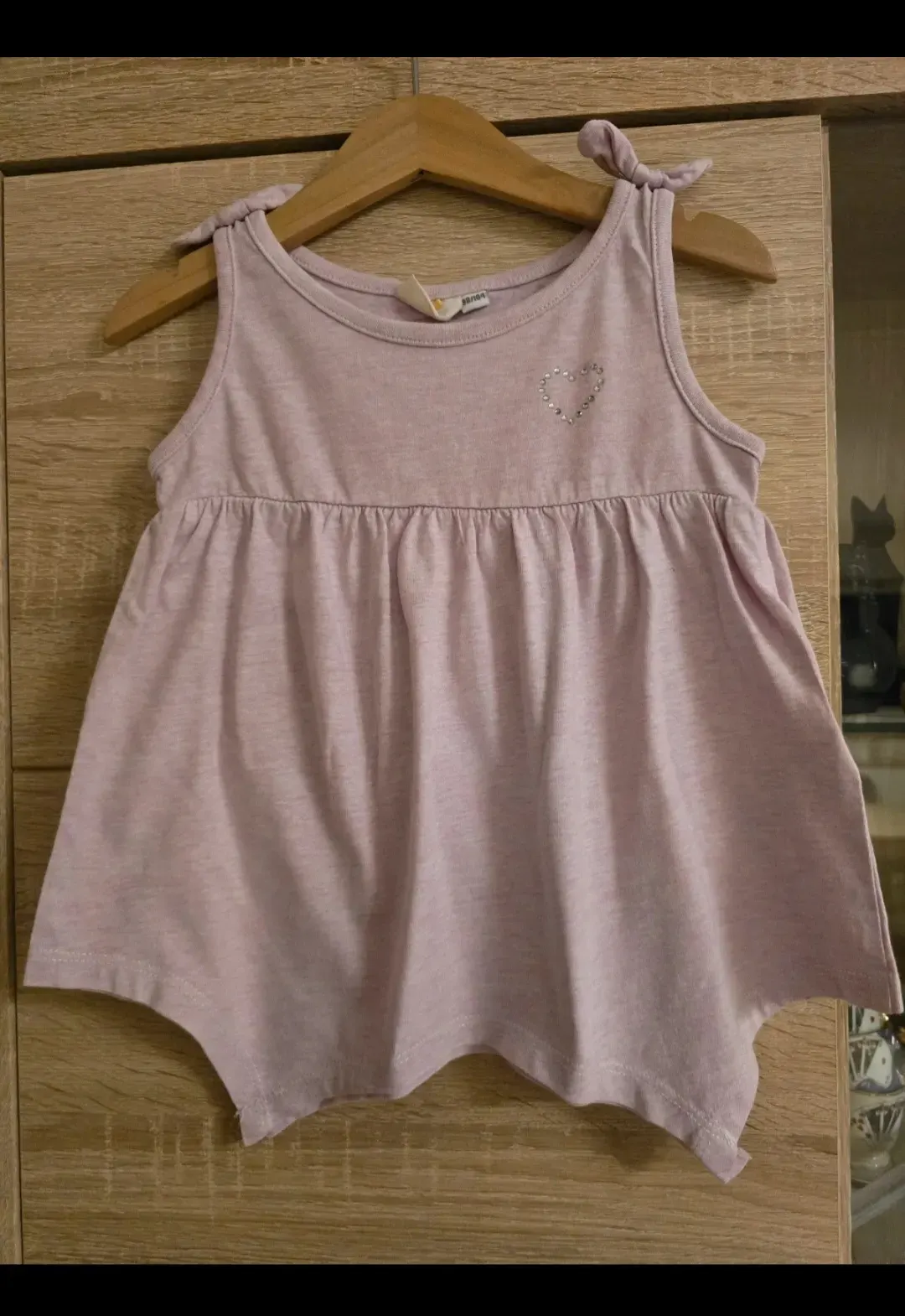 Verkaufe hier ein süßes rosa Tanktop für Mädchen in Größe 98/104.  Das Top hat folgende Details: • Trägerkleid-Style mit