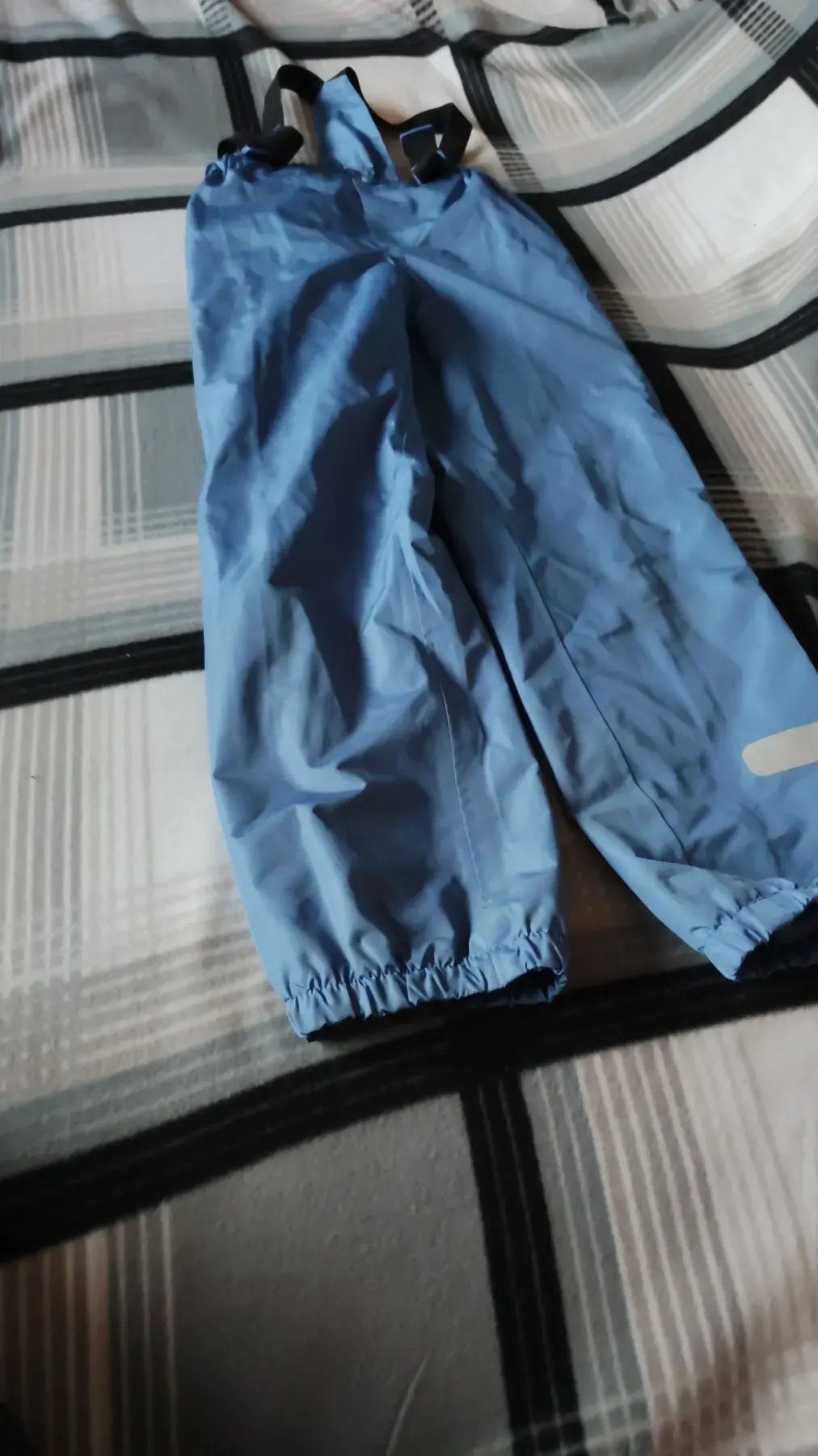 hellblaue regenhose