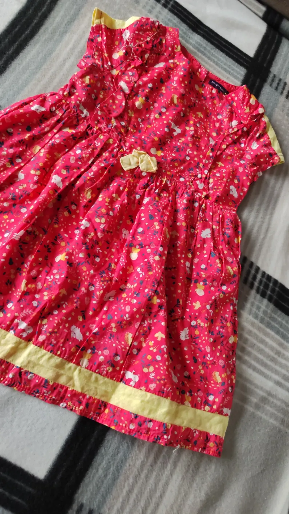 sommerliches Kleid mit Schleife