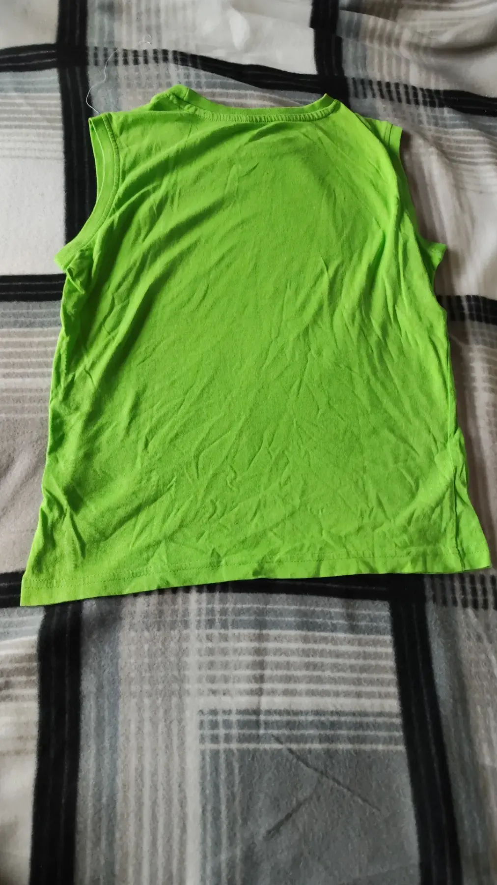 giftgrünes Tanktop zu verkaufen