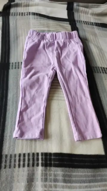 schöne fliederfarbene Hose