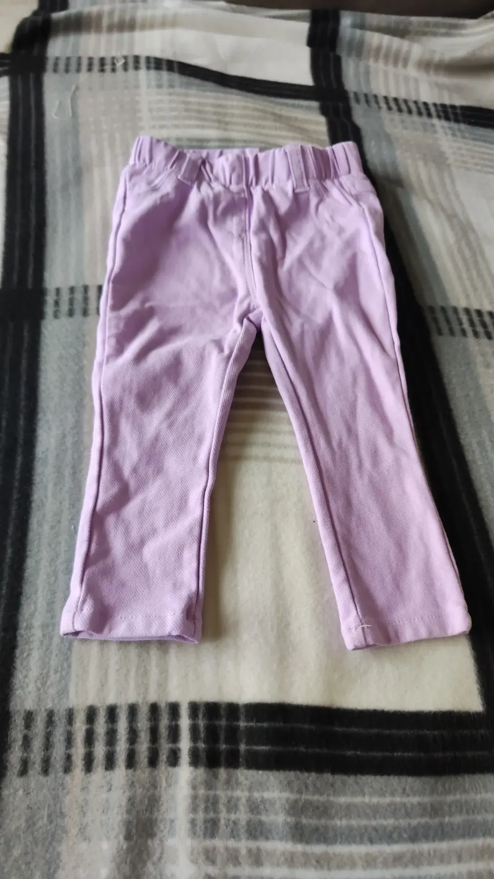 schöne fliederfarbene Hose