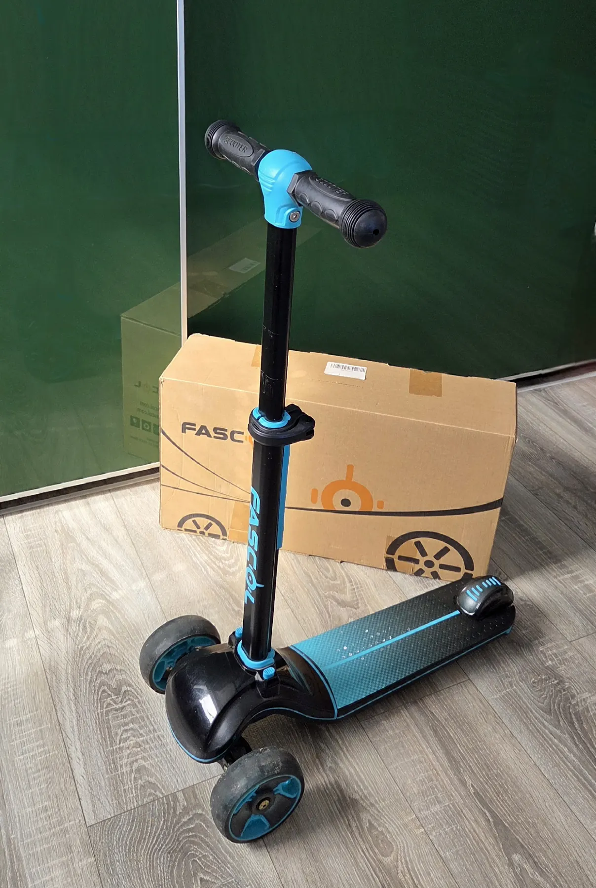 Fascol Roller/ Kickboard/ Kinderscooter/ Dreirad mit LED Rädern