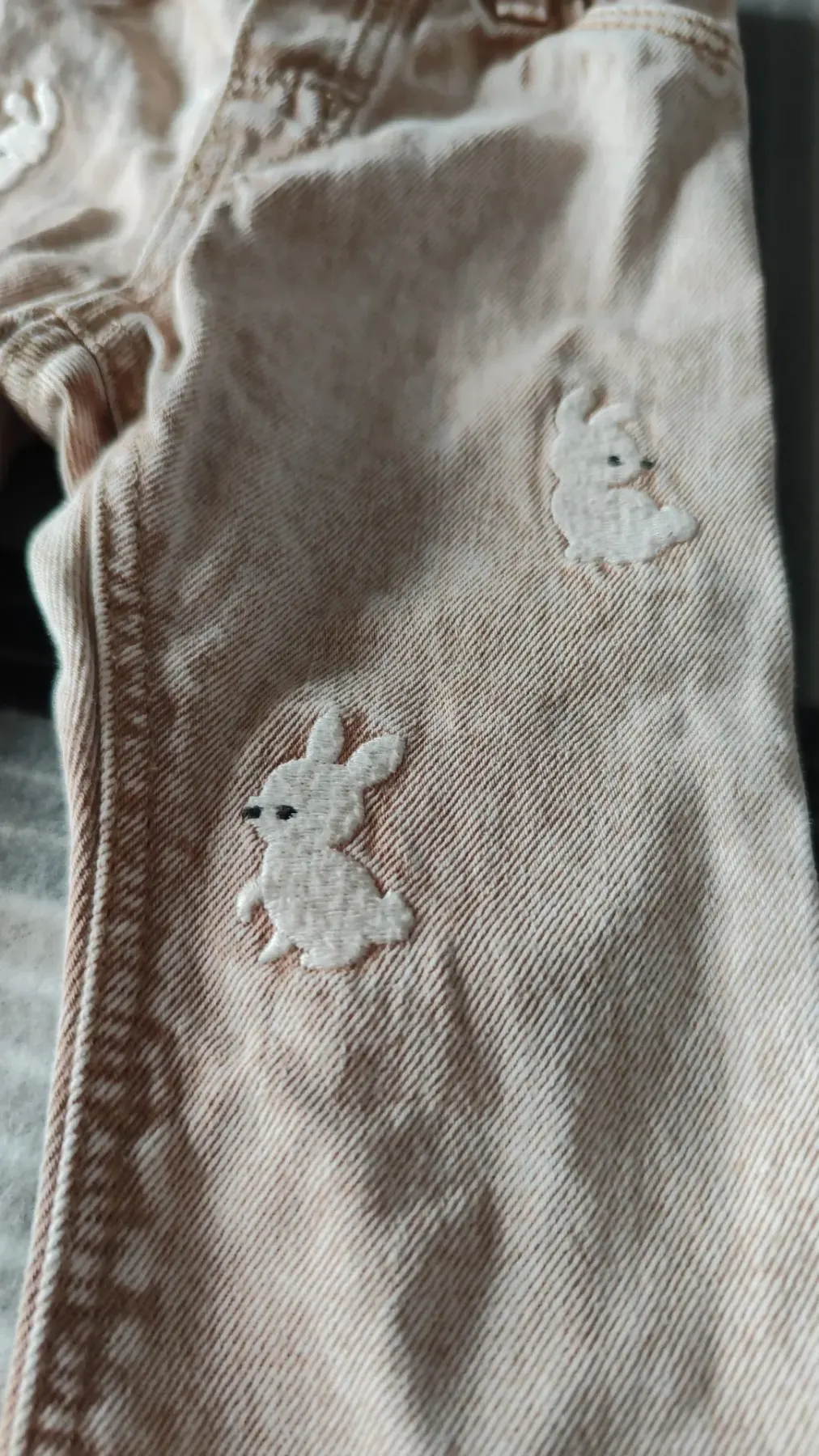 jeanshose mit hasenmotiv