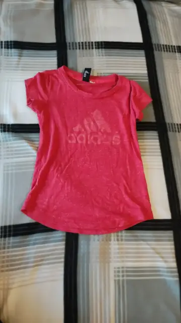 schönes T-Shirt in der Größe 128 zu verkaufen.
