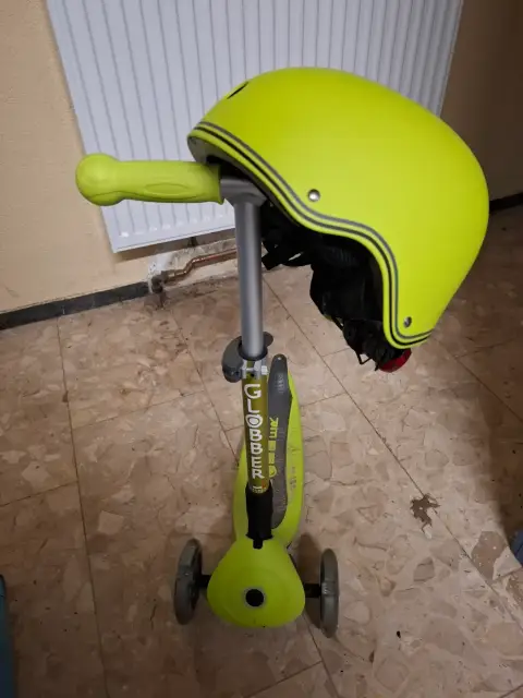 Globber Roller mit Helm