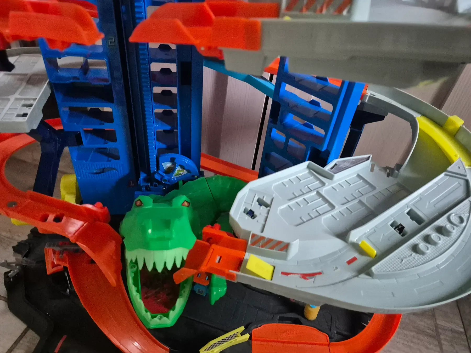 Hotwheels Megacity Parkgarage T-Rex Angriff