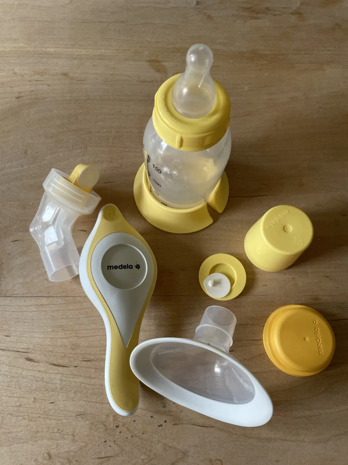 Handmilchpumpe und Milchauffangschalen von Medela