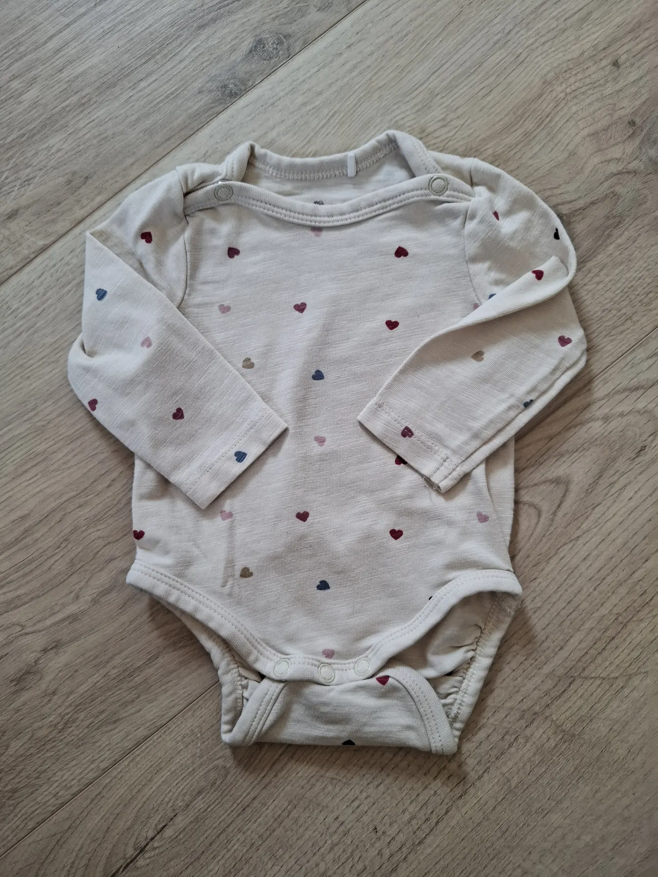Cremefarbener langarm Body mit Herzen | Größe 56 | Topomini.
