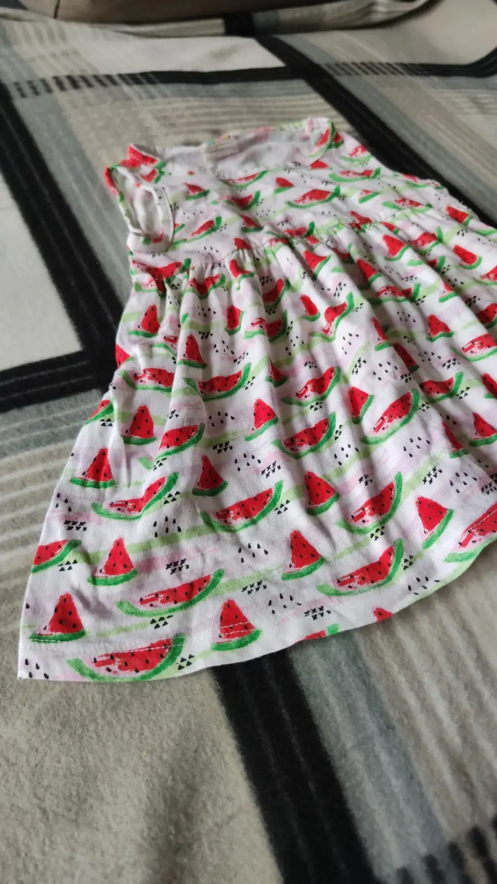 sommerliches Kleid mit Früchte Motiv