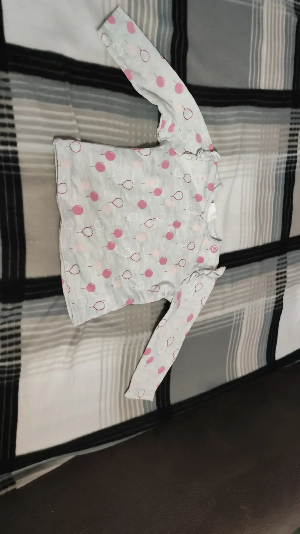 farbenfrohes Langarmshirt zu verkaufen