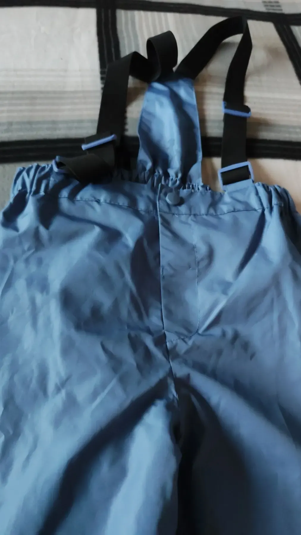 hellblaue regenhose