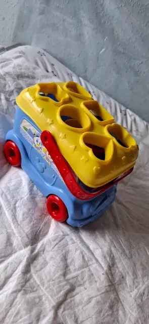 Spielauto mit Steinen