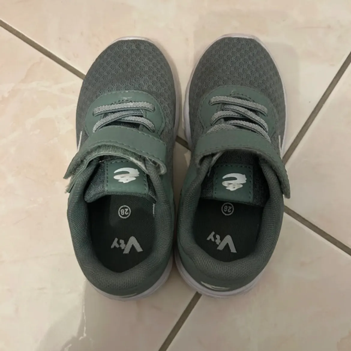 Turnschuhe Gr. 28