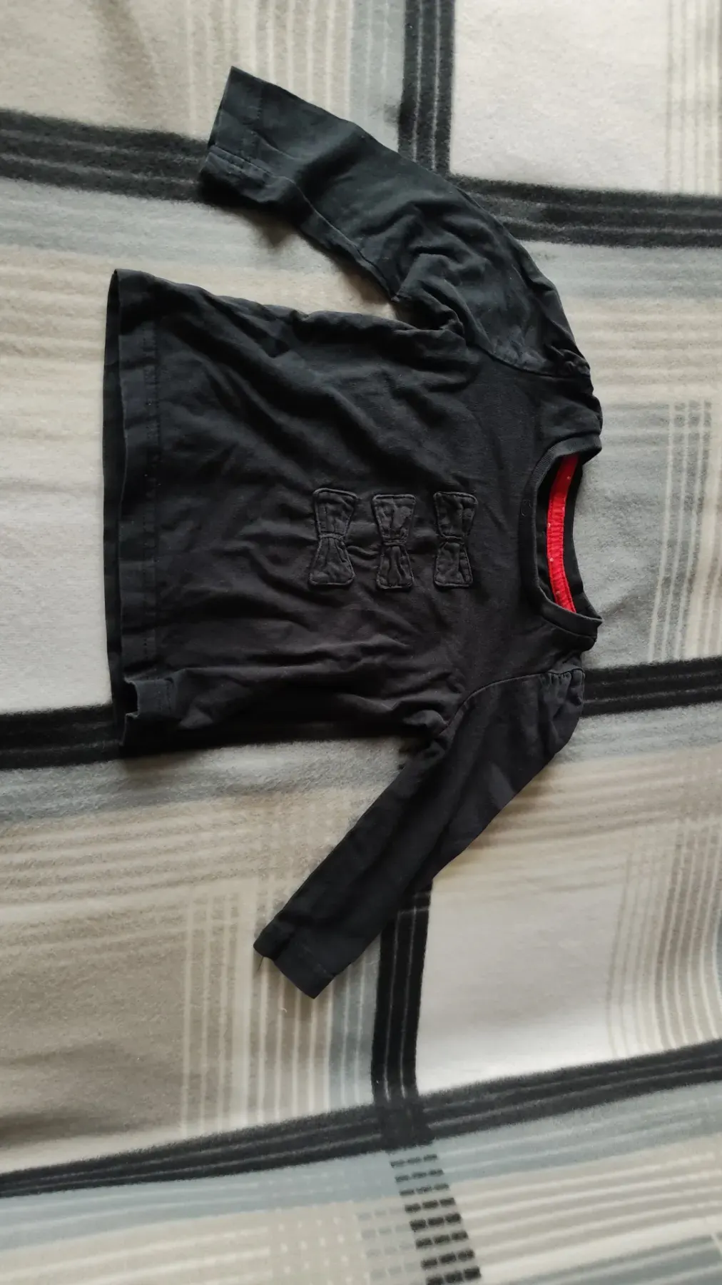 schwarzes Langarmshirt