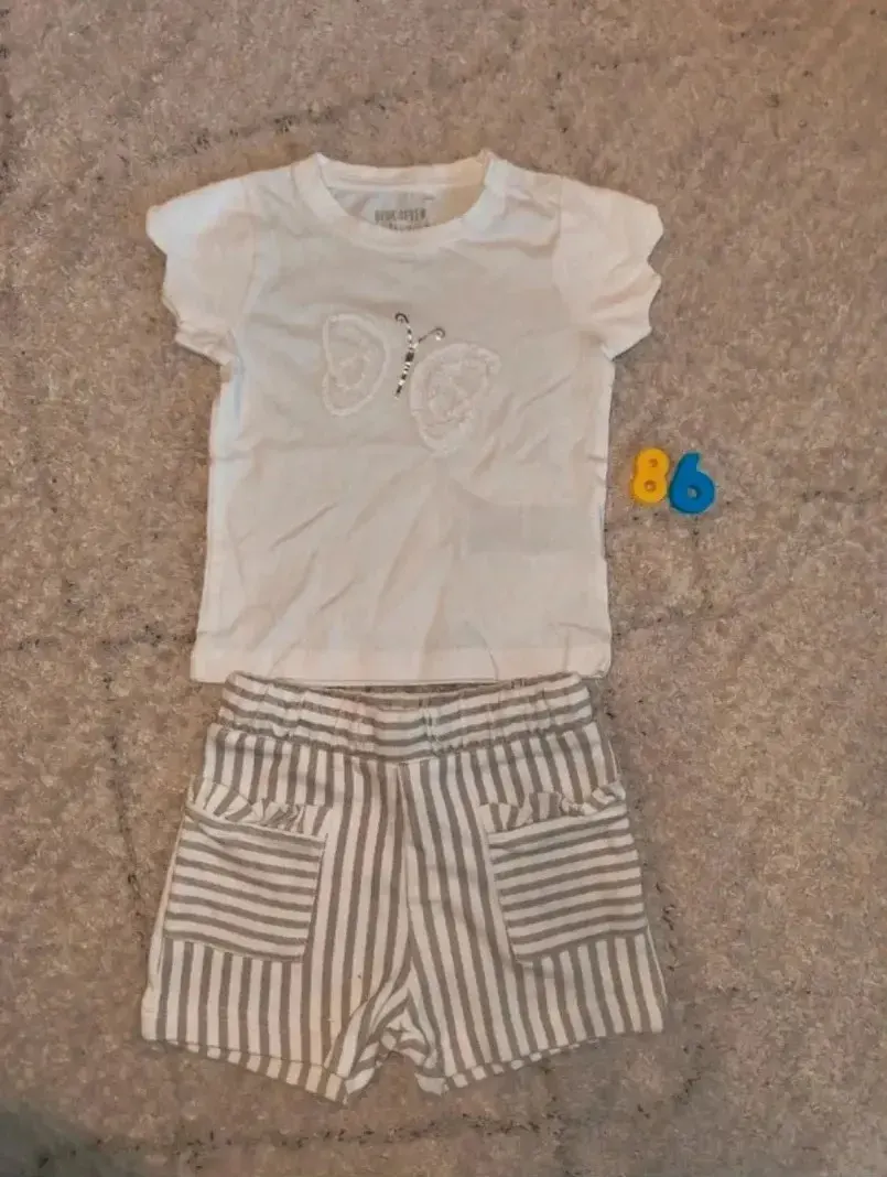 Sommerliches Set Blue Seven T-Shirt mit Schmetterling und gestreiftes Shorts Größe 86