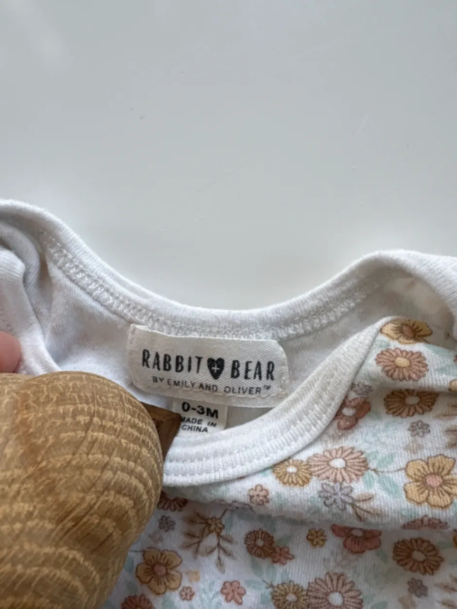 Rabbit Bear Body mit Blumenmuster – 0–3 Monate 🌸