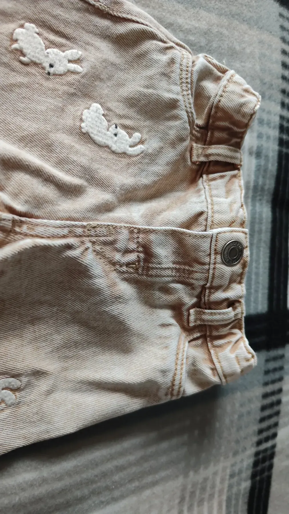 jeanshose mit hasenmotiv