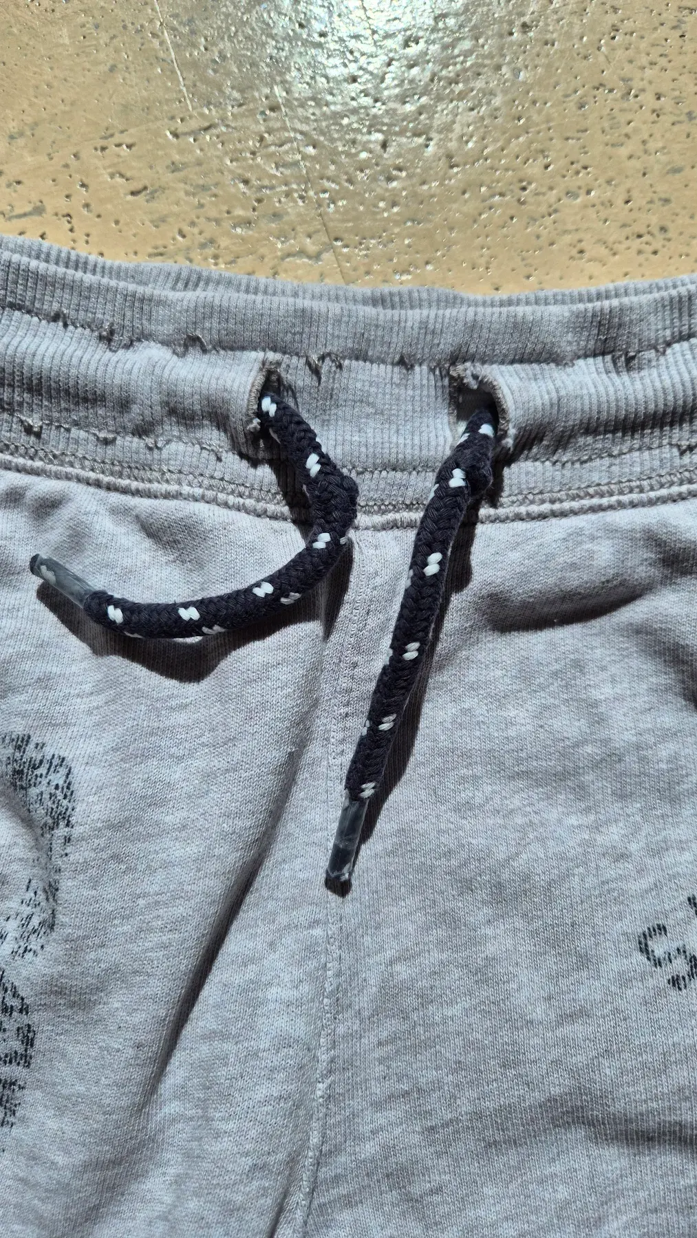 C&A Shorts grau Gr. 146 – bequeme Sweatshorts mit Print