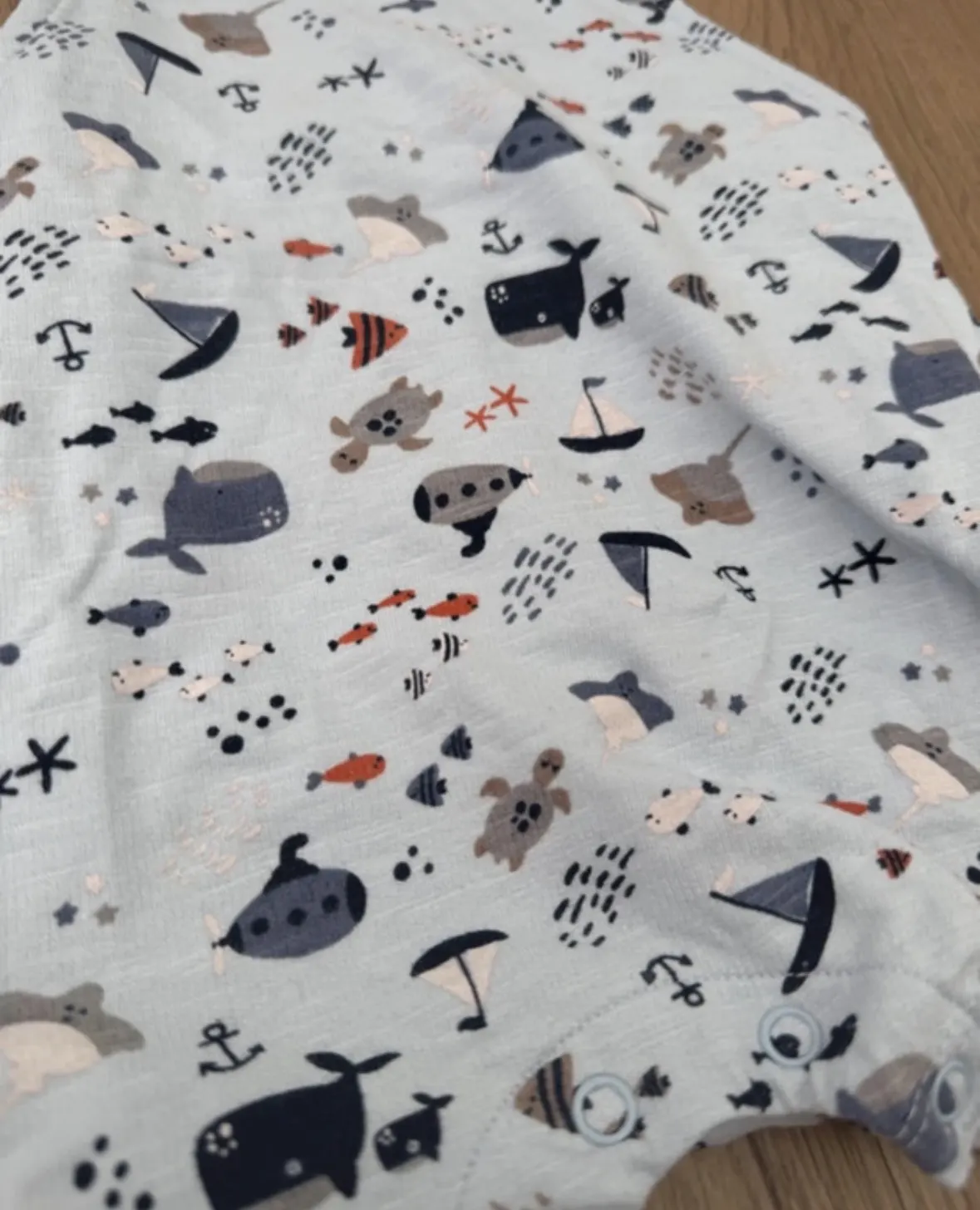 Kurze Latzhose mit Meerestieren