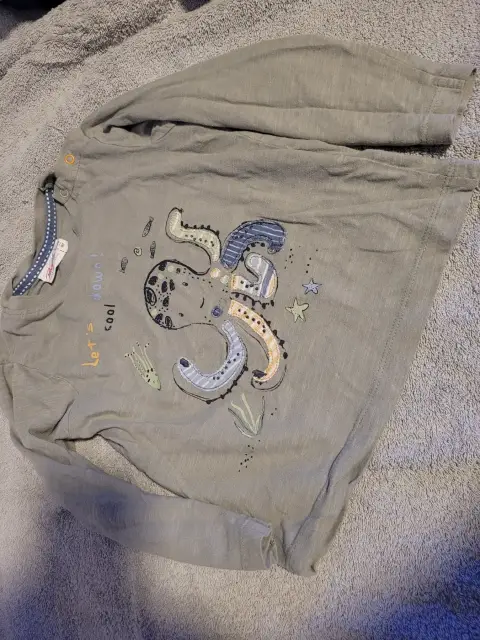 People wear organic pullover