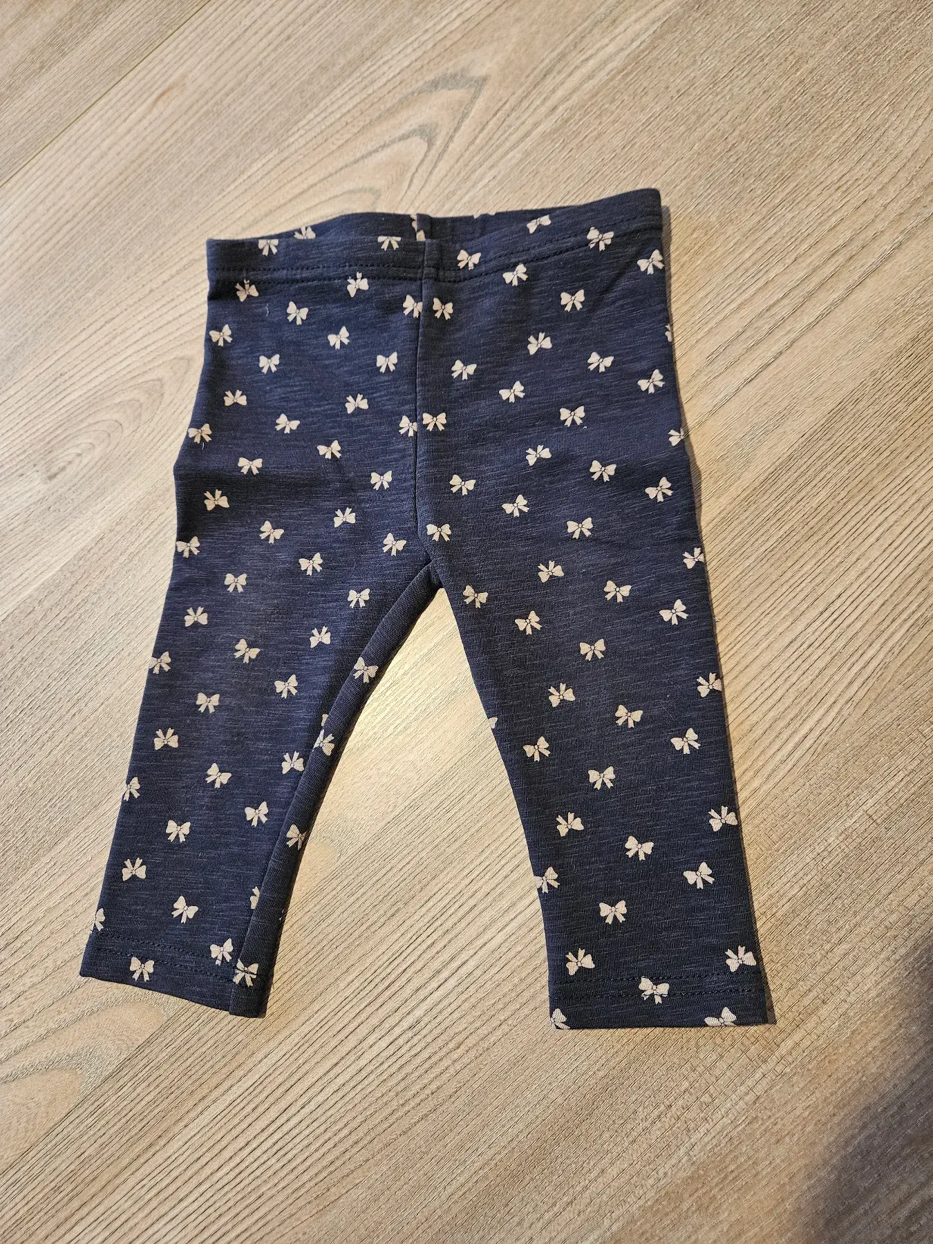Süße Hose mit Schleifen, Gr. 74