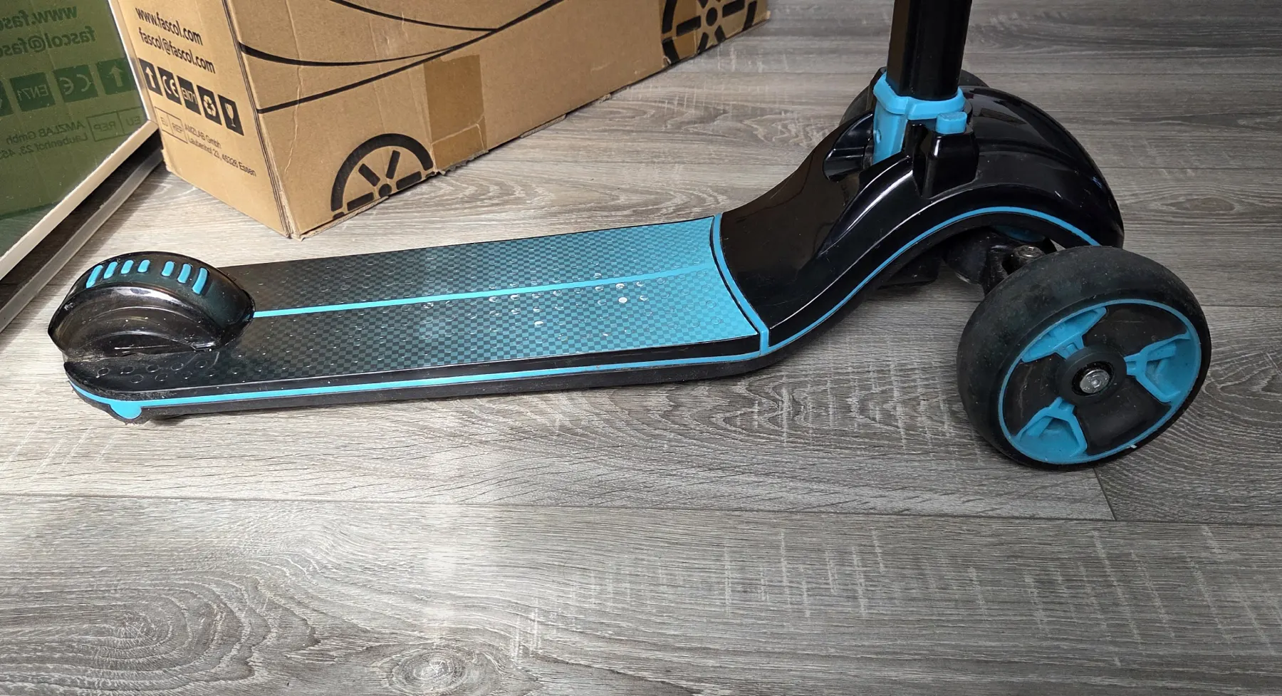 Fascol Roller/ Kickboard/ Kinderscooter/ Dreirad mit LED Rädern