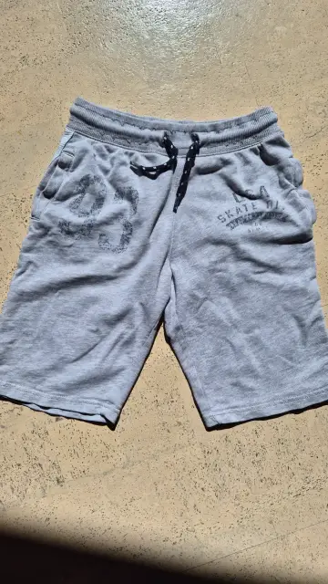 C&A Shorts grau Gr. 146 – bequeme Sweatshorts mit Print