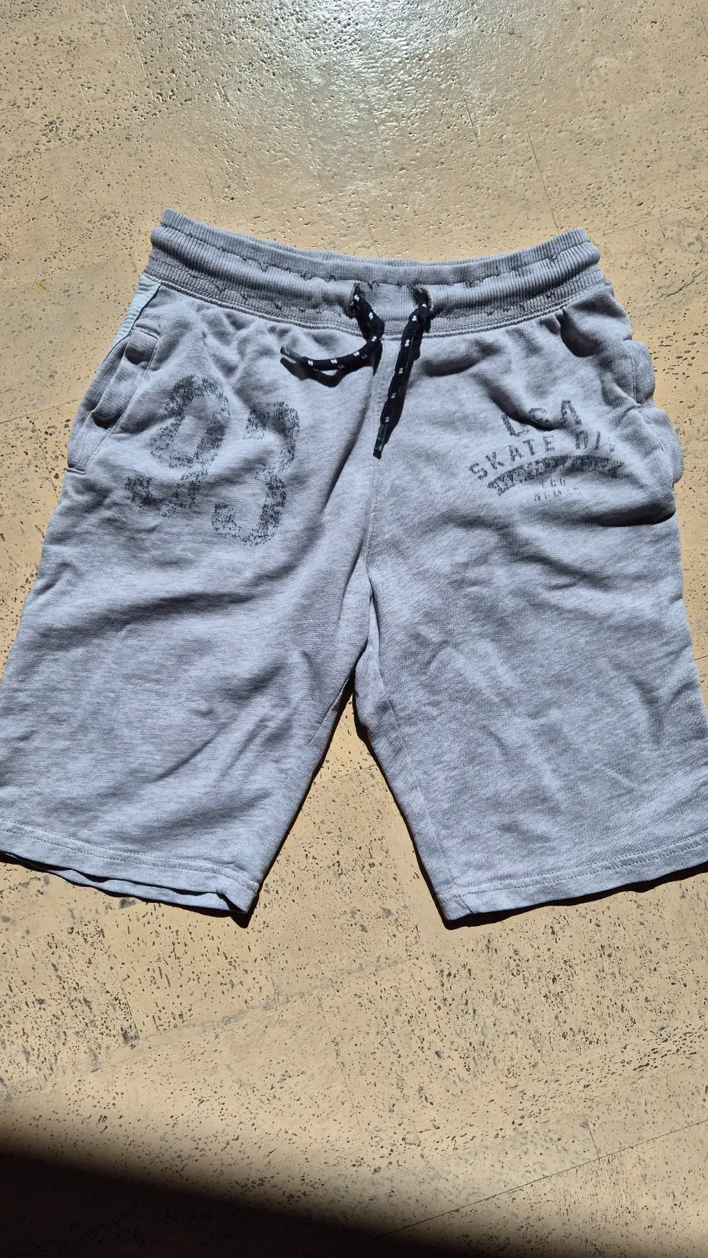 C&A Shorts grau Gr. 146 – bequeme Sweatshorts mit Print