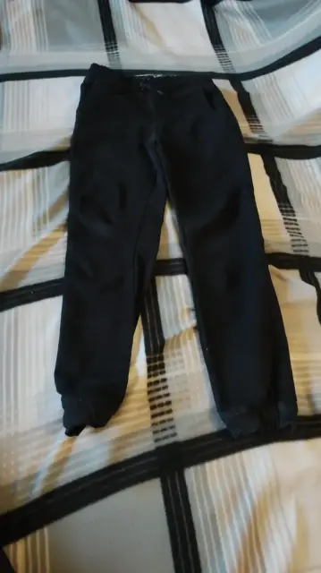 intensive schwarze lange Hose