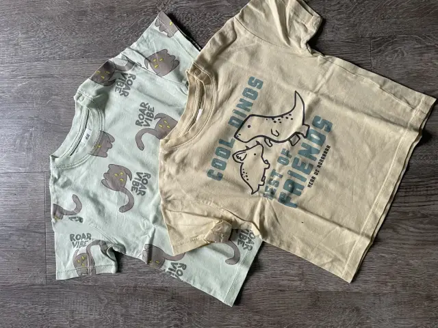 2 H&M T-Shirts Kurzarm Dinos Dinosaurier Gr. 80