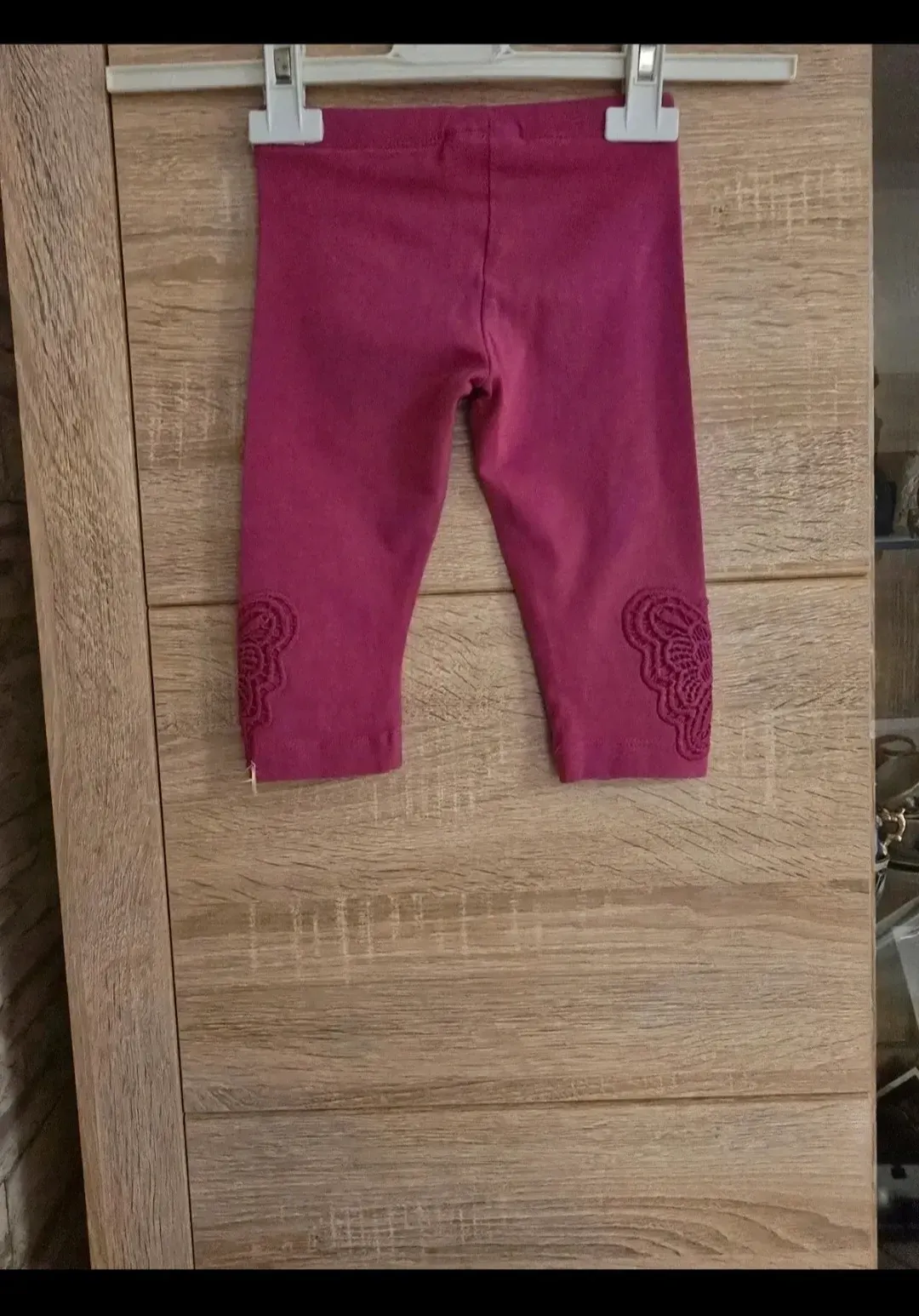 Tolle Capri Leggins Größe 98. 1 mal getragen. Mit schöner Stickerei.