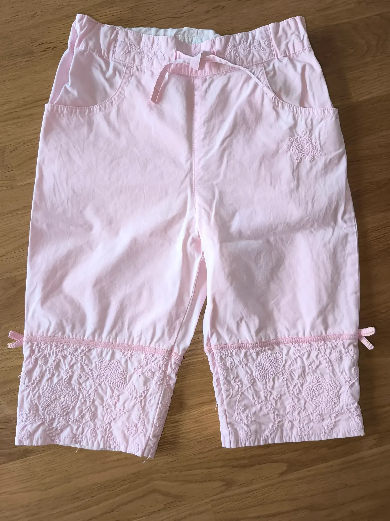 Sommerhose mit Stickerei von H&M, Gr. 74