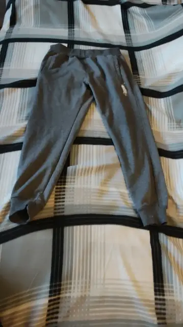 schöne gräuliche jogginghose