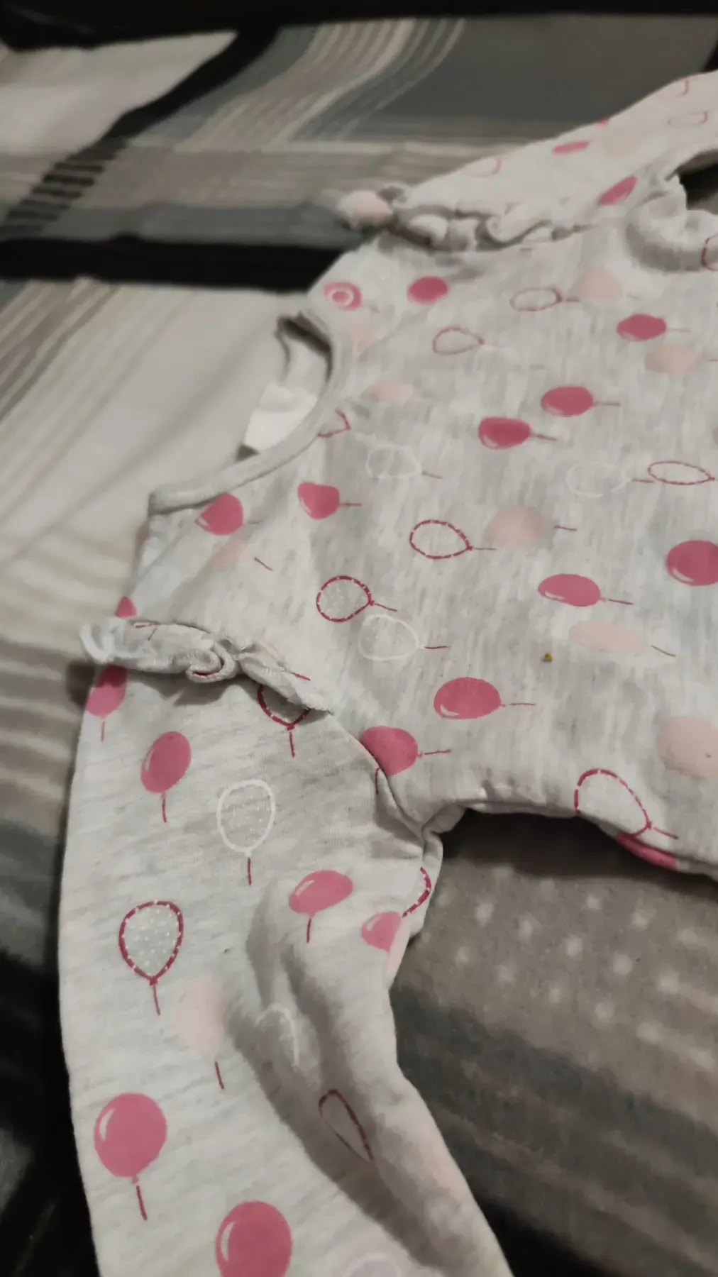 farbenfrohes Langarmshirt zu verkaufen