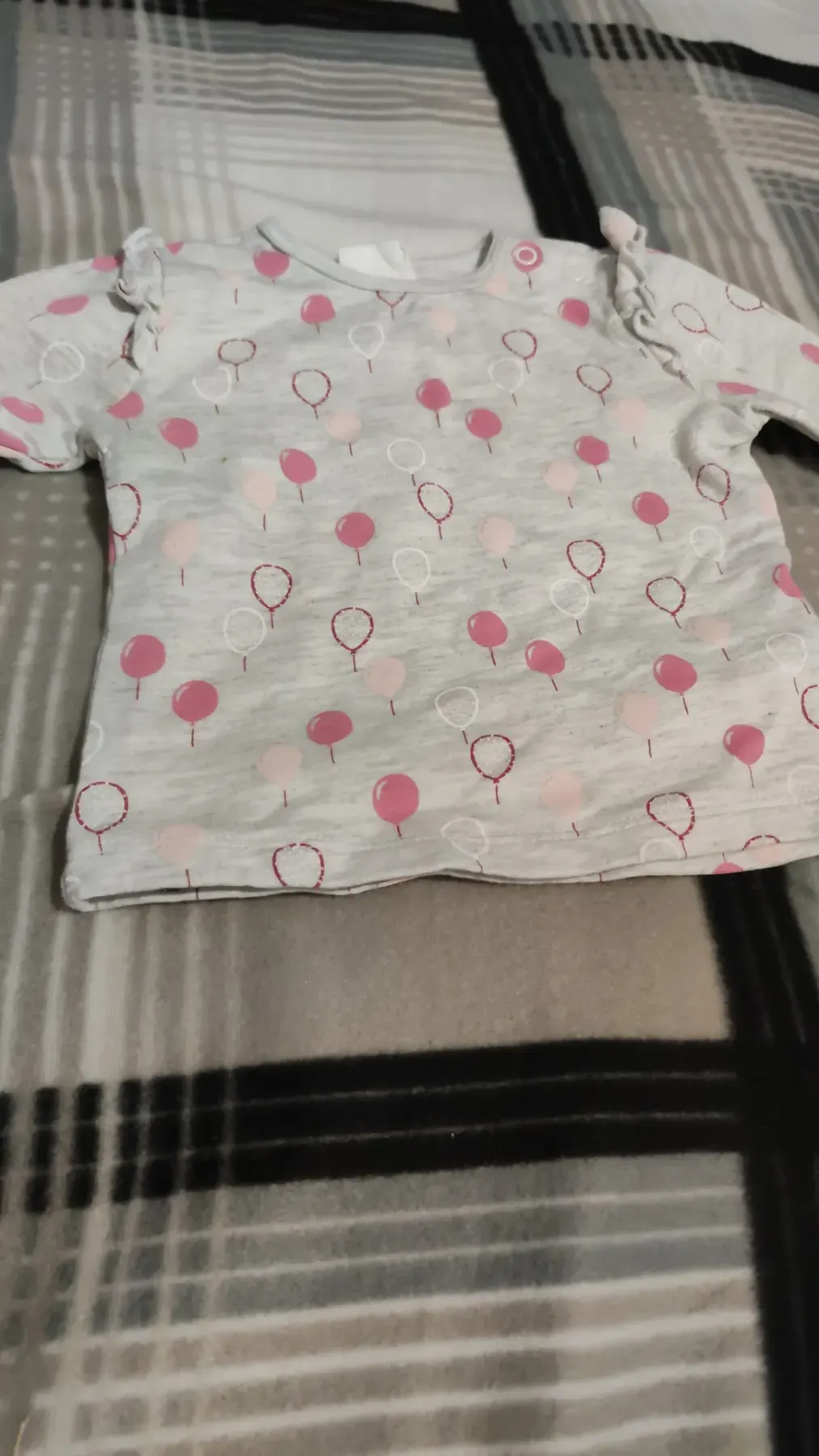 farbenfrohes Langarmshirt zu verkaufen