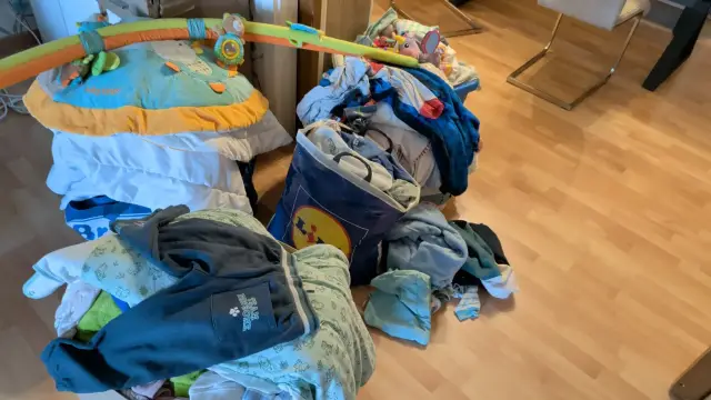 Kisten  voller Kleidung