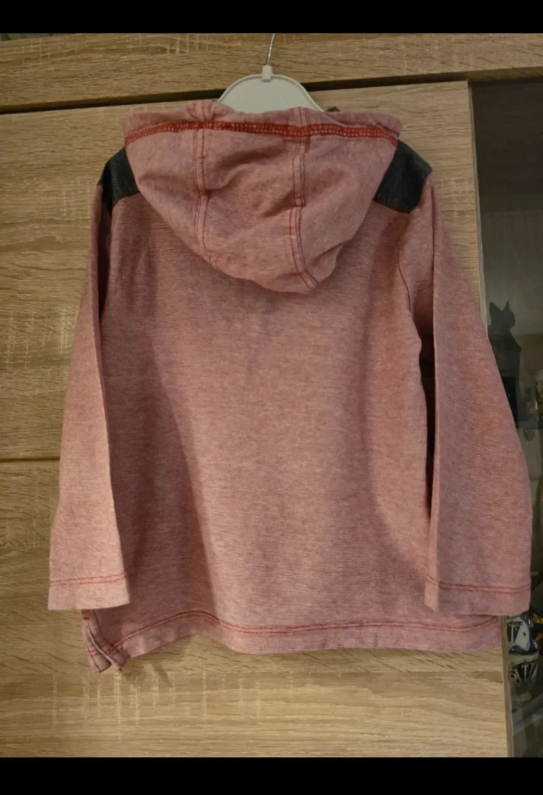 Cooles Jungen Langarm Shirt Größe 98. Mit kaputze.Kaum getragen.