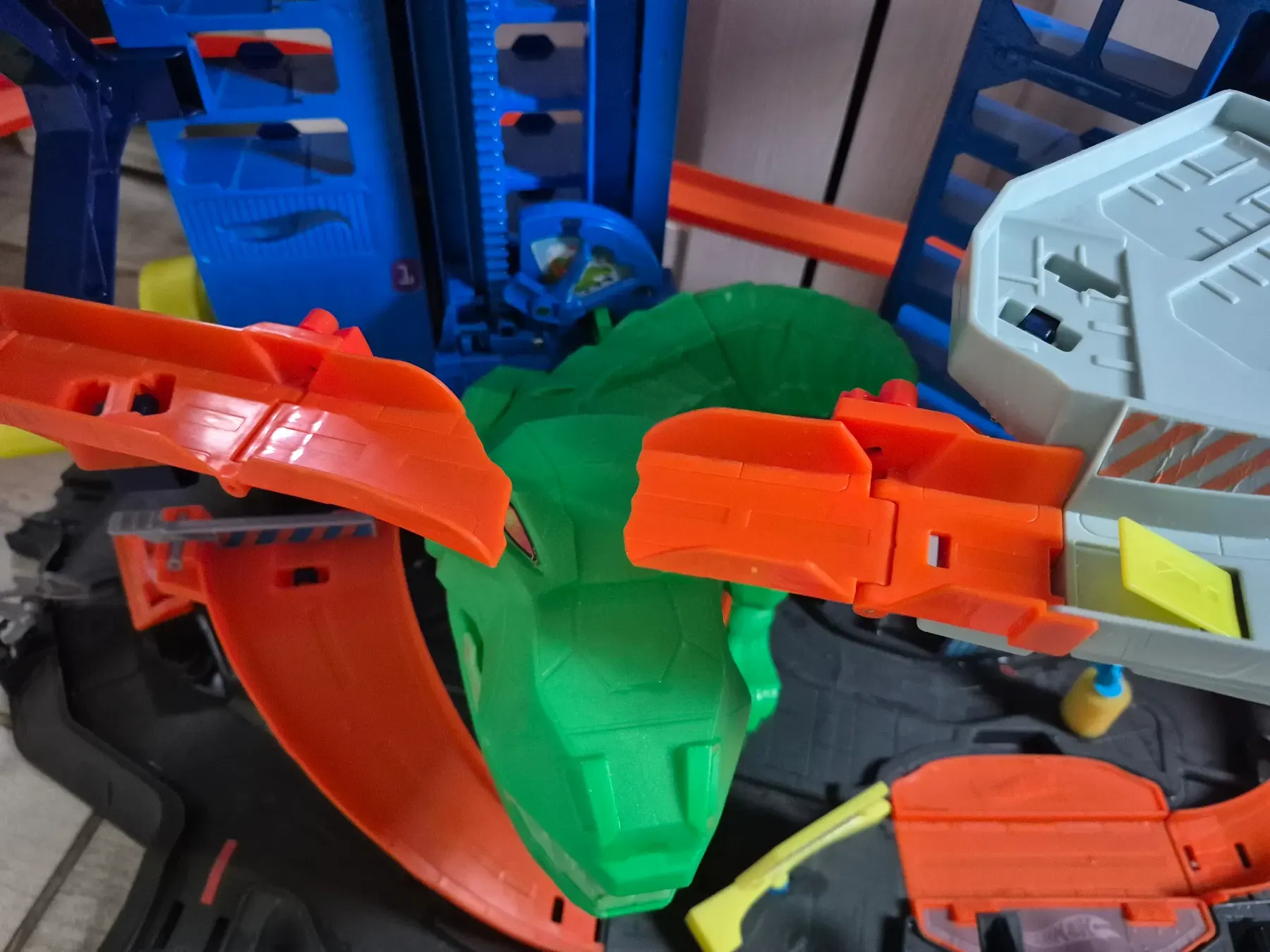 Hotwheels Megacity Parkgarage T-Rex Angriff