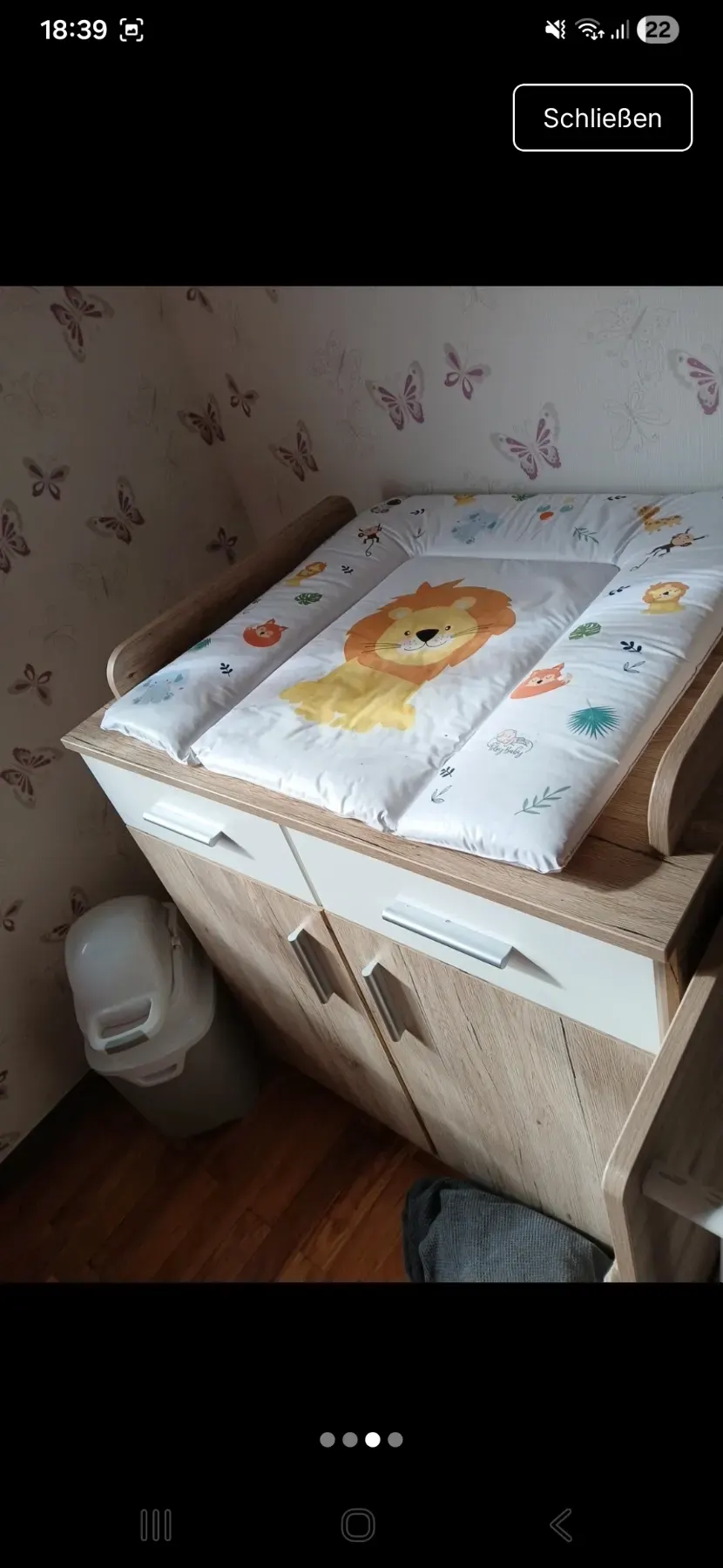 Babybett mit Matratze und Wickelkommode