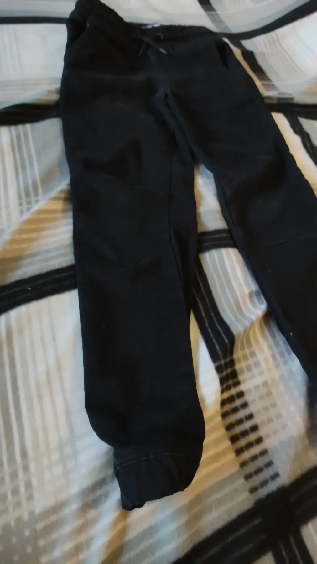 intensive schwarze lange Hose