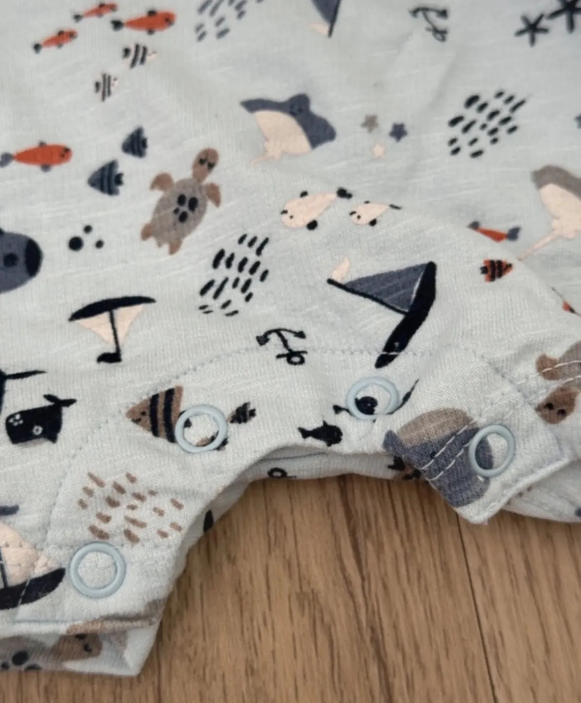 Kurze Latzhose mit Meerestieren