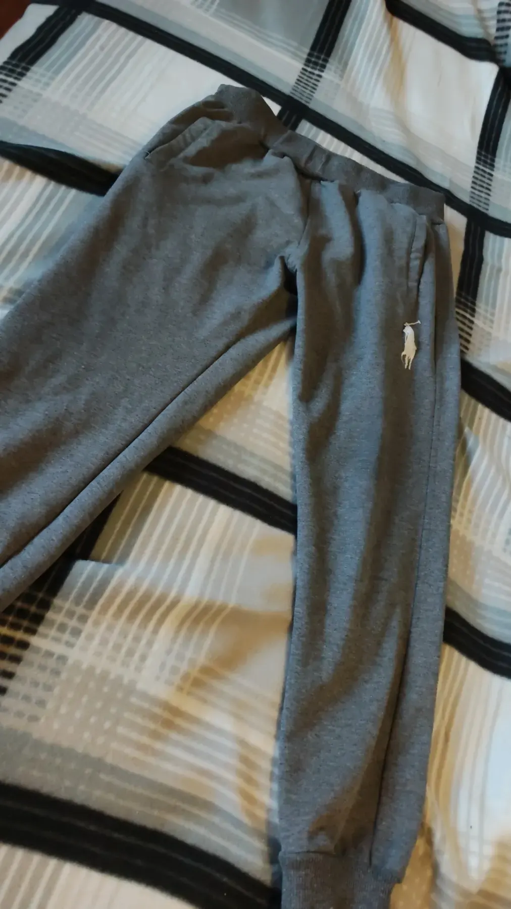 schöne gräuliche jogginghose