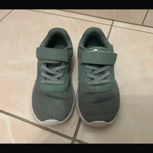 Turnschuhe Gr. 28