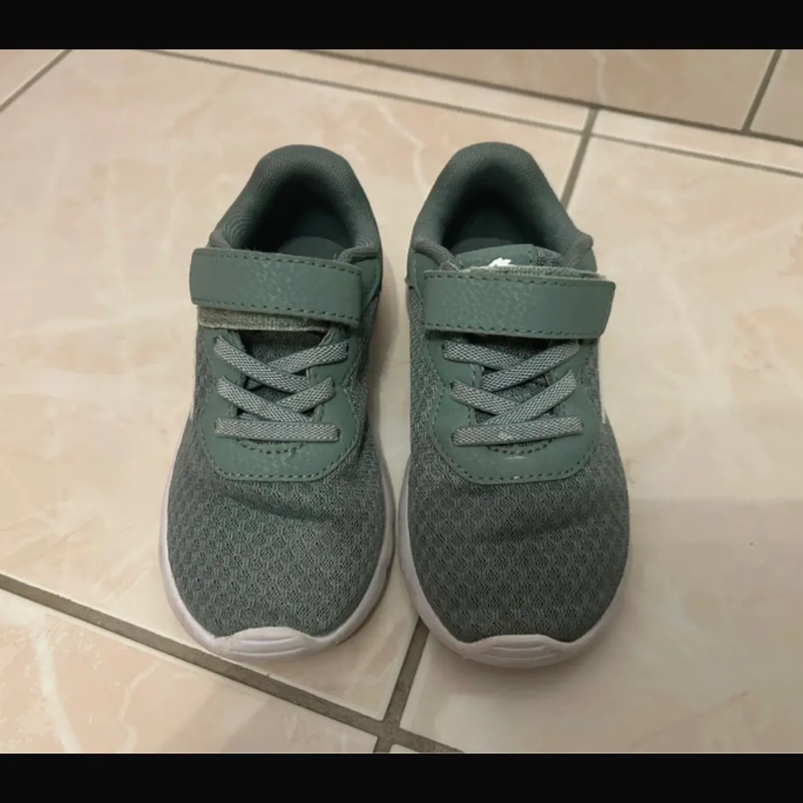 Turnschuhe Gr. 28