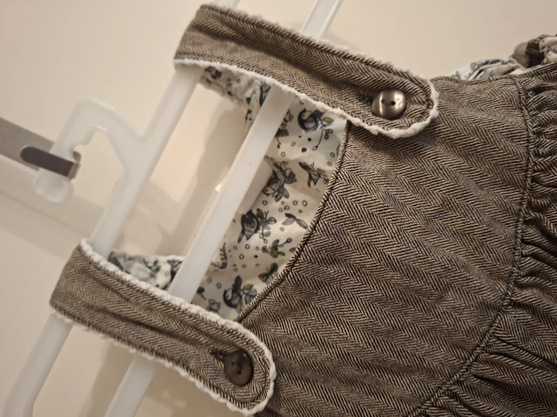 Süße H&M Latzhose mit Fischgrät-Muster & Blumenfutter – Gr. 86