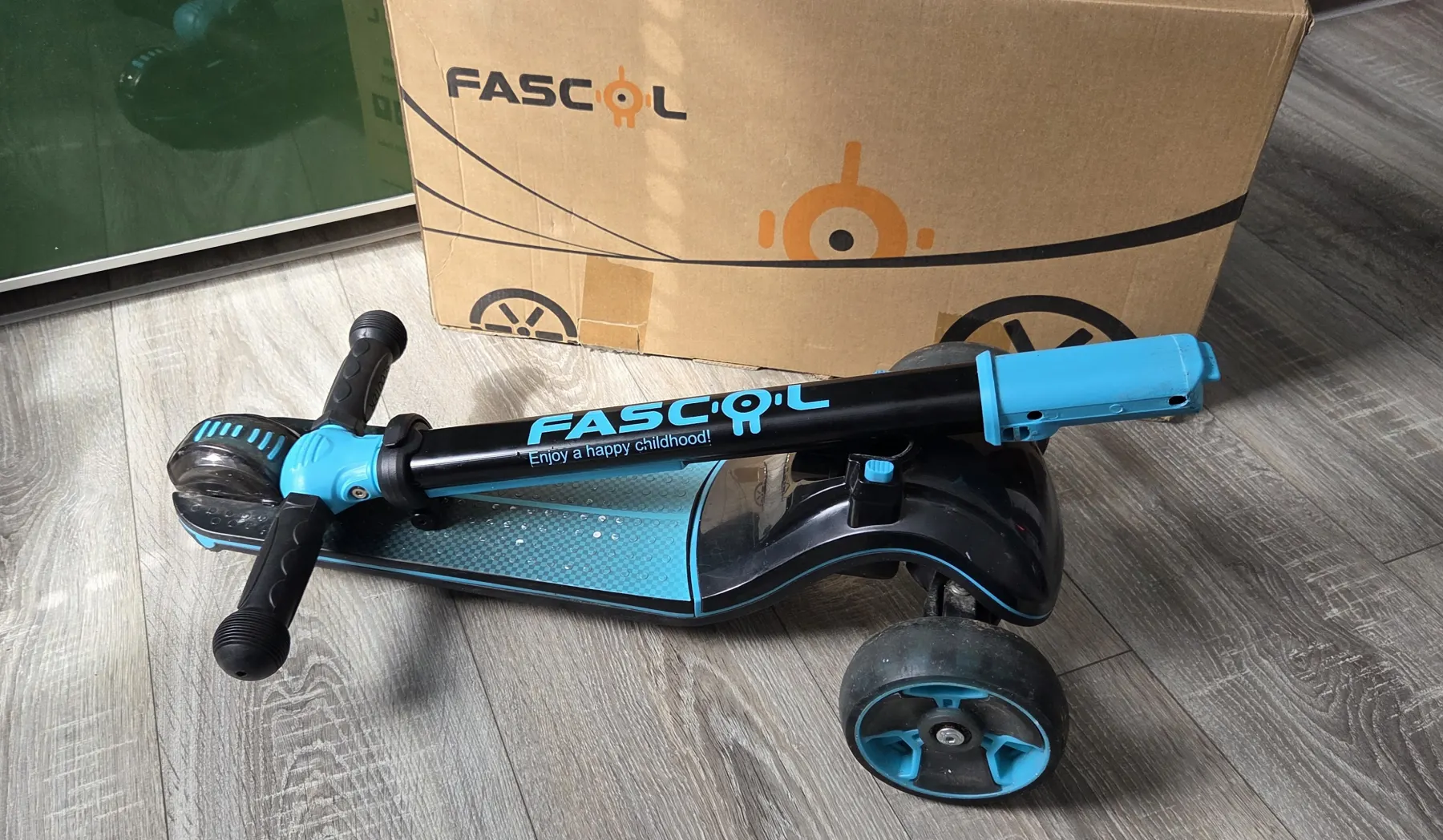 Fascol Roller/ Kickboard/ Kinderscooter/ Dreirad mit LED Rädern