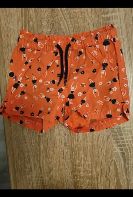 Kurze Hose Mädchen Größe 86/92.Am Bund zusätzliches Band zum verstellen.