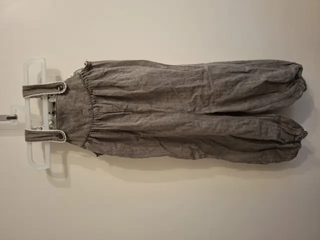 Süße H&M Latzhose mit Fischgrät-Muster & Blumenfutter – Gr. 86