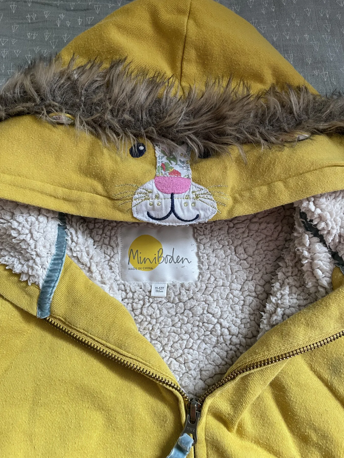 Mini Boden gelbe Löwe Sweatjacke warm
